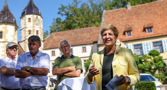 Ministerin Nicole Razavi (Mitte) besichtigt das Kleindenkmalprojekt am Schloss Haigerloch