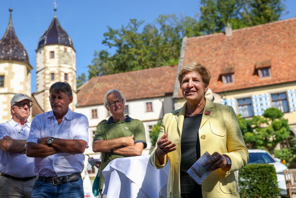 Ministerin Nicole Razavi (Mitte) besichtigt das Kleindenkmalprojekt am Schloss Haigerloch