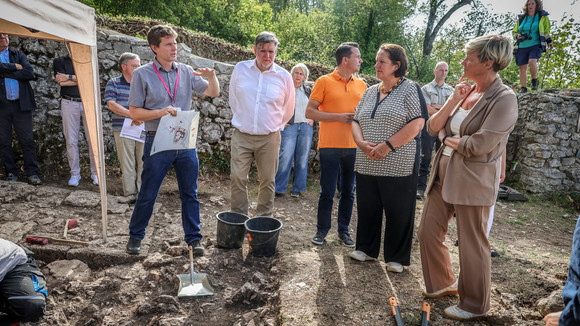 Ministerin Theresa Schopper besucht im Rahmen der Denkmalreise 2026 die Burgruinen Ober- und Untergreifenstein in Lichtenstein.