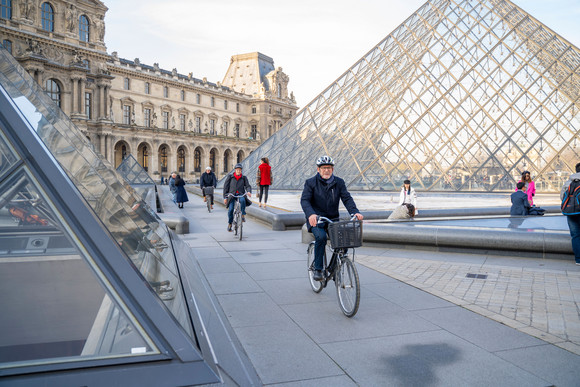 Auslandsreise Kretschmann auf Delegationsreise in Paris Verkehrsminister Winfried Hermann auf Radtour durch Paris