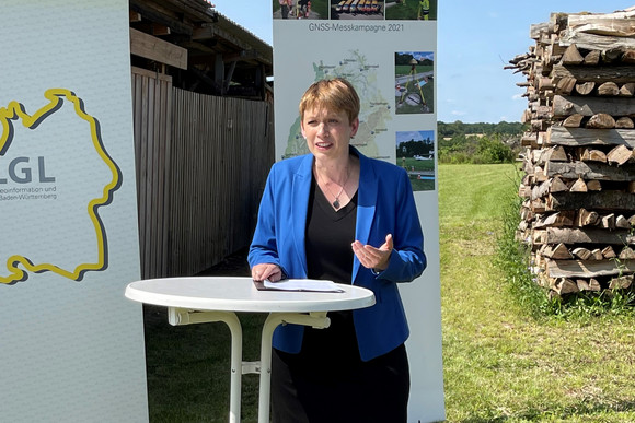 Staatssekretärin Andrea Lindlohr spricht beim Abschluss der bundesweiten Messkampagne im Main-Tauber-Kreis