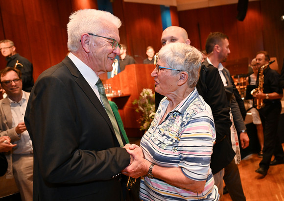 Kabinett Bürgerempfang der Landesregierung in Friedrichshafen Winfried Kretschmann (links) im Gespräch