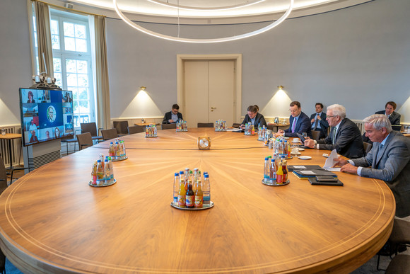 Kabinett Kabinettssitzung mit Bundesgesundheitsminister Jens Spahn v.r.n.l.: Innenminister Thomas Strobl, Ministerpräsident Winfried Kretschmann, Bundesgesundheitsminister Jens Spahn und Sozialminister Manne Lucha (Bild: Staatsministerium Baden-Württemberg)