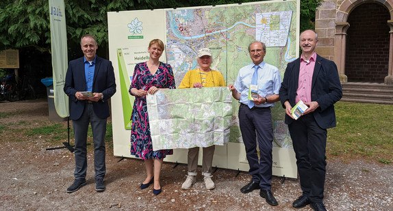 Von links nach rechts: Hans-Peter Jelinek (Amtsleiter Vermessungsamt Stadt Heidelberg), Staatssekretärin Andrea Lindlohr MdL, Ingrid Welz (stellvertretende Vorsitzende Odenwaldklub), Robert Jakob (Präsident LGL), Dieter Heß (Referatsleiter MLW)