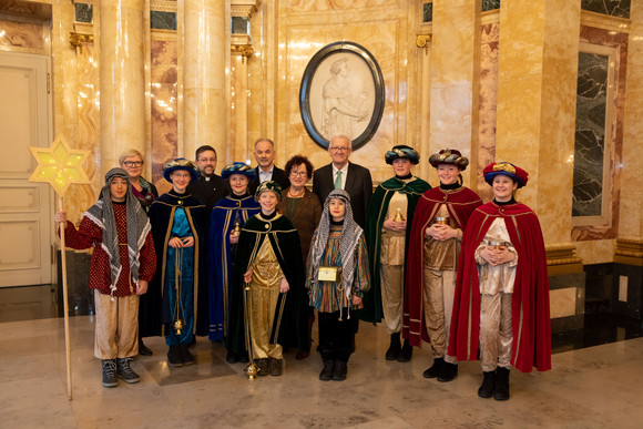 Aktion Dreikönigssingen Kretschmann empfängt Sternsingergruppen Ministerpräsident Winfried Kretschmann und seine Frau Gerlinde (M.) mit den Sternsingern der Kirchengemeinde Mariä Himmelfahrt in Baienfurt (Bild: Staatsministerium Baden-Württemberg)