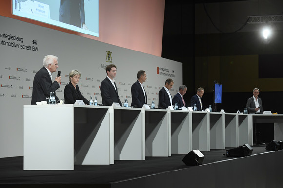 Mobilität Zwischenbilanz des Strategiedialogs Automobilwirtschaft v.l.n.r.: Pressekonferenz mit Ministerpräsident Winfried Kretschmann, Wirtschaftsministerin Nicole Hoffmeister-Kraut, Ola Källenius, Vorstandsvorsitzender der Daimler AG und der Mercedes-Benz AG, Oliver Blume, Vorstandsvorsitzender der Porsche AG, Volkmar Denner, Vorsitzender der Geschäftsführung der Robert Bosch GmbH, Frank Mastiaux, Vorstandsvorsitzender der EnBW, Roman Zitzelsberger, Bezirksleiter der IG Metall Baden-Württemberg, Brigitte Dahlbender (Video), Landesvorsitzende des Bundes für Umwelt und Naturschutz Deutschland (BUND) Baden-Württemberg, und Regierungssprecher Rudi Hoogvliet (Bild: e-mobil BW / Studio KD Busch)