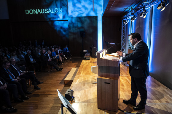 Europa Achter Donausalon setzt Fokus auf Zukunft von Moldau Staatssekretär Florian Hassler bei seiner Rede beim 8. Donausalon in der Vertretung des Landes Baden-Württemberg beim Bund in Berlin