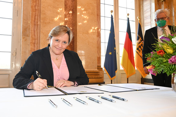 Sport Unterzeichnung des Solidarpakts Sport IV Sportministerin Dr. Susanne Eisenmann (l.) bei der Unterzeichnung des Solidarpakts Sport IV, daneben steht Ministerpräsident Winfried Kretschmann (r.).