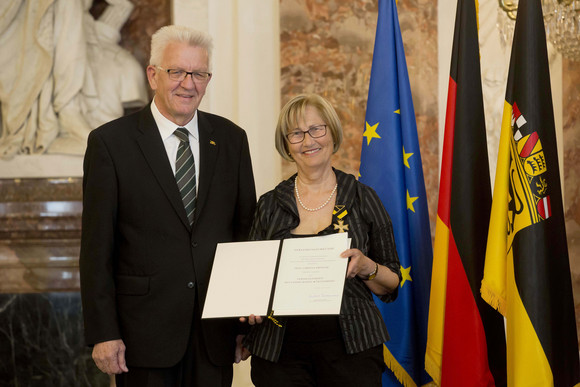 Auszeichnung Verdienstorden des Landes an 22 verdiente Persönlichkeiten Ministerpräsident Winfried Kretschmann (l.) und Christa Fritschi (r.)