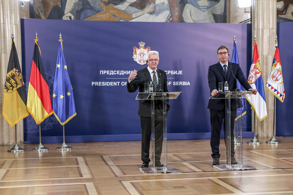 Delegationsreise Kretschmann besucht Südosteuropa Ministerpräsident Winfried Kretschmann (l.) und der serbische Staatspräsident Aleksandar Vučić (r.) bei einer Pressekonferenz am 16. April 2018 in Belgrad