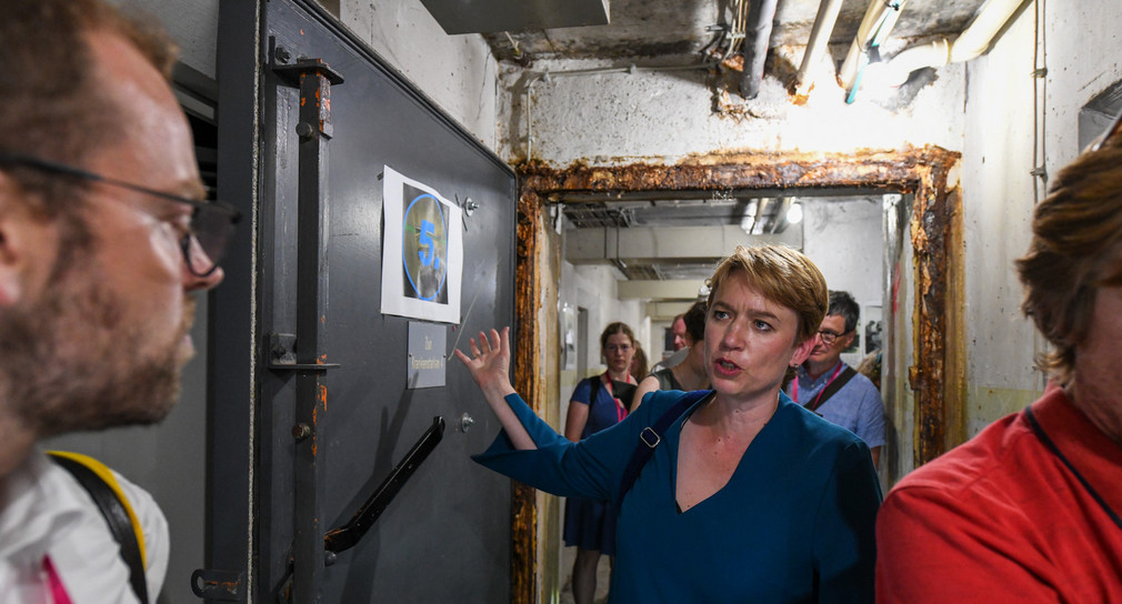 Staatssekretärin Andrea Lindlohr MdL besucht das Hilfskrankenhaus in Rottenburg am Neckar.