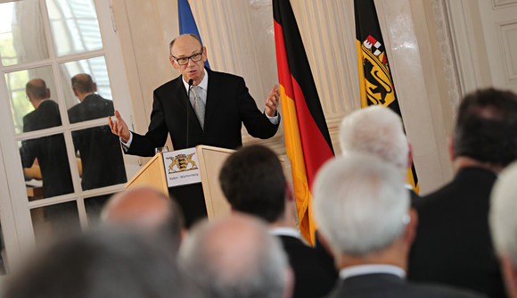 Justiz Eberhard Stilz als Präsident des Verfassungsgerichtshofs verabschiedet Eberhard Stilz am Rednerpult