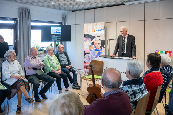 Landesregierung Auswärtige Kabinettssitzung in Bad Schussenried Ministerpräsident Winfried Kretschmann (stehend) bei seiner Ansprache beim Besuch des KUNSTschalters Schemmerhofen.