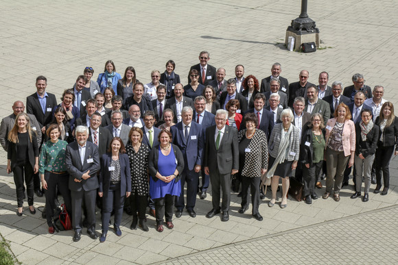 Delegationsreise Kretschmann besucht Südosteuropa Gruppenfoto mit Ministerpräsident Winfried Kretschmann und einem Teil der Delegation am 18. April 2018 in Vukovar