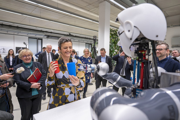 Künstliche Intelligenz Kretschmann trifft Margrethe Vestager Wissenschaftsministerin Theresia Bauer (l.) und die Exekutiv-Vizepräsidentin der EU-Kommission, Margrethe Vestager (r.), im Cyber Valley in Tübingen (Bild: Staatsministerium Baden-Württemberg)