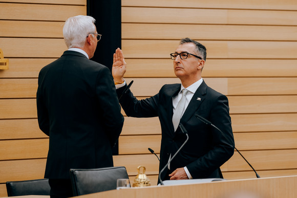 Landtagspräsident Thomas Strobl (links) und Cem Özdemir (rechts) bei dessen Vereidigung als Ministerpräsident von Baden-Württemberg