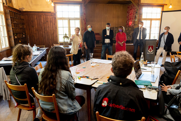 Ministerin Nicole Razavi MdL spricht bei ihrem Besuch im Gasthof Adler in Isny im Allgäu mit Studierenden