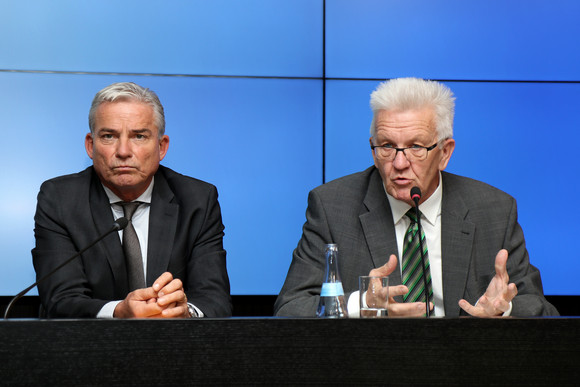 Pressekonferenz Digitalisierungsstrategie digital@bw startet Ministerpräsident Winfried Kretschmann (r.) und Digitalisierungsminister Thomas Strobl (l.)