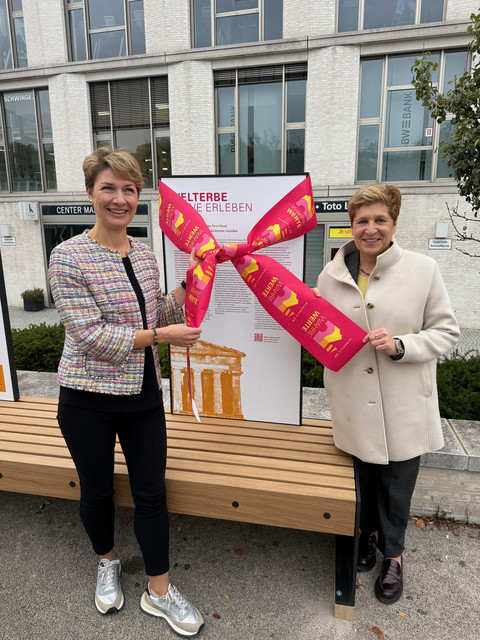 Welterbe Land weiht WahreWunderBänke in Stuttgart ein Nicole Razavi MdL, Ministerin für Landesentwicklung und Wohnen (r.), und Dr. Alexandra Sußmann, Bürgermeisterin für Soziales, Gesundheit und Integration der Stadt Stuttgart, weihen die WahreWunderBänke in der Weissenhofsiedlung in Stuttgart ein