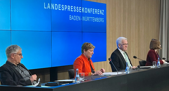 Bauministerin Nicole Razavi spricht auf der Regierungspressekonferenz