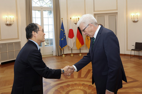 Antrittsbesuch Kretschmann empfängt japanischen Botschafter Ministerpräsident Winfried Kretschmann (rechts) begrüßt den japanischen Botschafter Hidenao Yanagi (links).