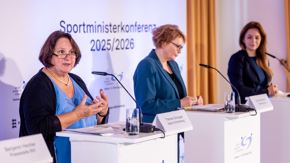 Zum Abschluss der 54. Sportministerkonferenz hat am Freitag, 16. Oktober 2026, eine hybride Pressekonferenz stattgefunden. Mit dabei von links: Die SMK-Vorsitzende und baden-württembergische Sportministerin Theresa Schopper, Niedersachsens Sportministerin Daniela Behrens (Sprecherin für die A-Länder) und die Ministerin für Inneres, Kommunales, Wohnen und Sport des Landes Schleswig-Holstein Magdalena Finke (Sprecherin für die B-Länder).