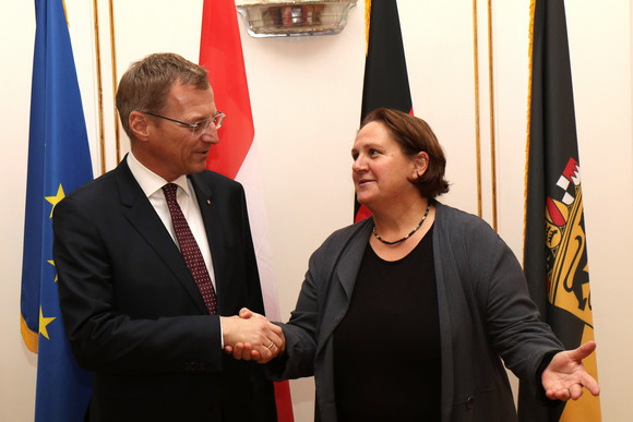 Europa Besuch des Landeshauptmanns von Oberösterreich Staatssekretärin Theresa Schopper (r.) und der Landeshauptmann von Oberösterreich, Thomas Stelzer (l.)