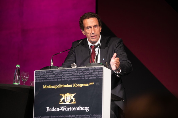 Kongress Source – Medienpolitischer Kongress der Landesregierung Prof. Dr. Julian Nida-Rümelin bei seiner Rede auf dem Source – Medienpolitischer Kongress der Landesregierung.. (Bild: Staatsministerium Baden-Württemberg)
