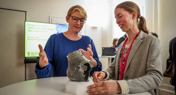 Die Denkmalreise startete Staatssekretärin Lindlohr am zweiten Tag in Eberdingen-Hochdorf, wo am Schlossgut Hochdorf historische Bausubstanz mit großer Sorgfalt in eine neue Nutzung überführt wird.