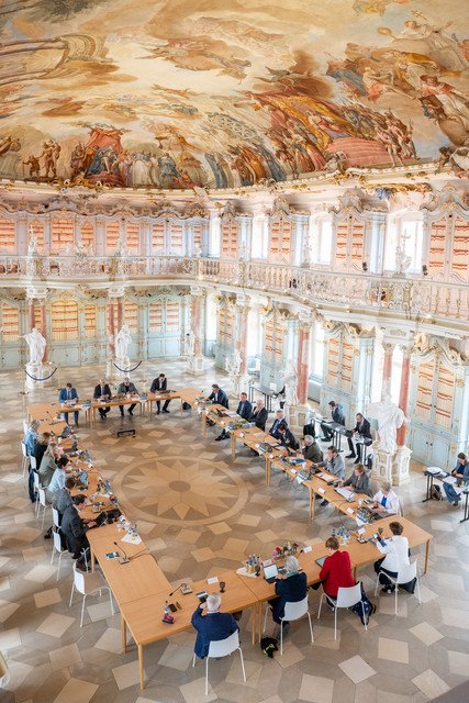 Landesregierung Auswärtige Kabinettssitzung in Bad Schussenried Auswärtige Kabinettssitzung im Kloster Schussenried, Bibliothekssaal