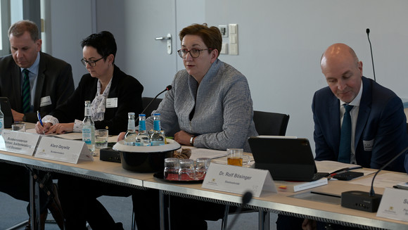 Bauministerkonferenz Fotos der 141. Bauministerkonferenz Am 25. November 2022 hat die Konferenz der für Städtebau-, Bau- und Wohnungswesen zuständigen Ministerinnen und Minister und Senatorinnen und Senatoren der Länder im Deutschen Institut für Bautechnik in Berlin stattgefunden.