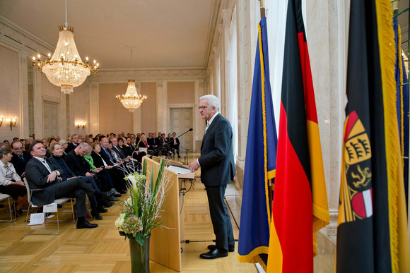 Tag des Ehrenamtes Kretschmann würdigt besonderes ehrenamtliches Engagement Ministerpräsident Winfried Kretschmann (r.) bei seiner Ansprache zu den Gästen