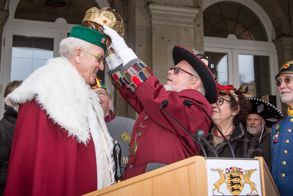 Fastnacht Närrischer Staatsempfang der Landesregierung Narrenpräsident Roland Wehrle (M.) setzt Ministerpräsident Winfried Kretschmann (l.) eine Krone auf.