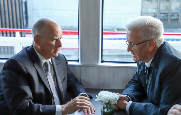 Delegationreise Kretschmann reist nach Kalifornien und Ontario Ministerpräsident Winfried Kretschmann (r.) und Jerry Brown (l.), Gouverneur von Kalifornien, unterhalten sich auf der Jungfernfahrt der Hybrid-Fähre Enhydra. (Staatsministerium Baden-Württemberg)