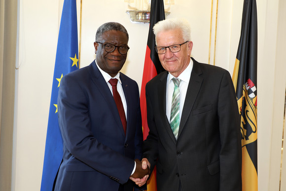 Gespräch Kretschmann trifft Friedensnobelpreisträger Mukwege Ministerpräsident Winfried Kretschmann (r.) und Friedensnobelpreisträger Dr. Denis Mukwege (l.) (Bild: Staatsministerium Baden-Württemberg)