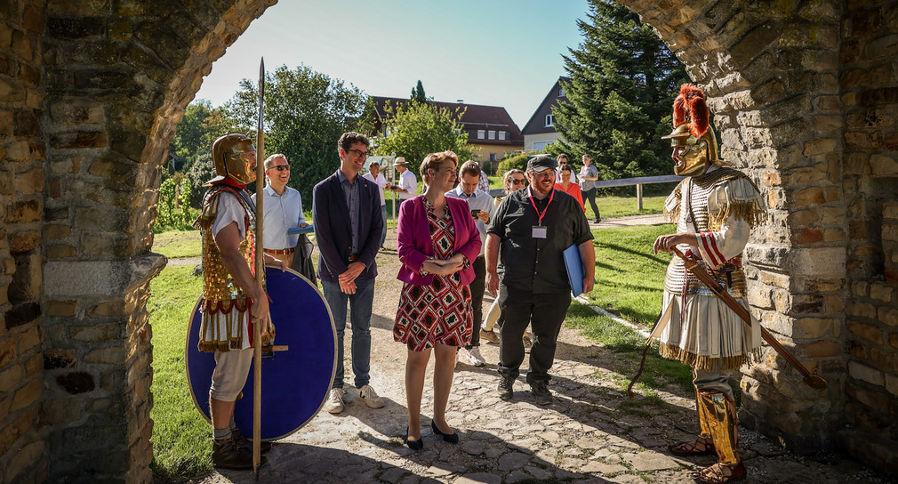 Staatssekretärin Andrea Lindlohr MdL besucht das römische Ostkastell in Welzheim. 