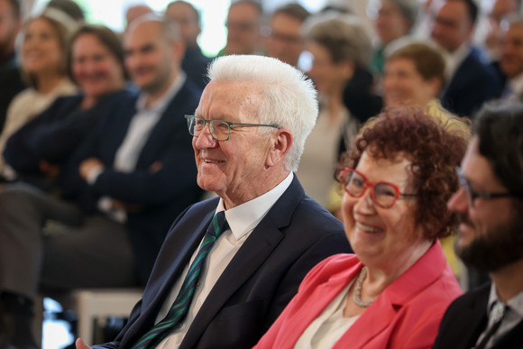 Festakt 75. Geburtstag von Ministerpräsident Winfried Kretschmann Ministerpräsident Winfried Kretschmann (Mitte) und seine Ehefrau Gerlinde Kretschmann (zweite von rechts) sitzen im Publikum.