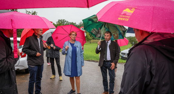 Bei der zweiten Station informierte sich Staatssekretärin Andrea Lindlohr MdL über das Gräberfeld der frühen Jungsteinzeit in Großsachsenheim.