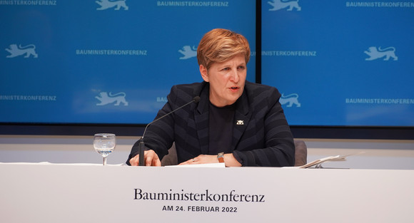 Ministerin Nicole Razavi moderiert die digitale Bauministerkonferenz