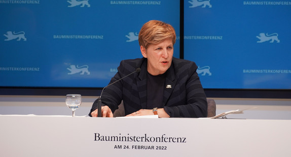 Ministerin Nicole Razavi moderiert die digitale Bauministerkonferenz