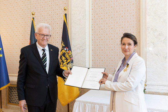 Auszeichnung Verdienstorden des Landes an 26 verdiente Persönlichkeiten Ministerpräsident Winfried Kretschmann (l.) und Prof. Dr. Inés de Castro (r.)