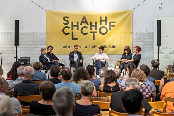 Podiumsdiskussion beim Landesweiten Schaufenster; von links: Ministerin Nicole Razavi MdL, Bürgermeisterin der Stadt Pforzheim Sibylle Schüssler, Bürgermeister der Gemeinde Baltmannsweiler Simon Schmid, stellvertretender Präsidiumsvorsitzender des Pforzheimer Jugendgemeinderats Leon Meyer, Direktorin des Städtebau-Instituts und Professorin für Stadtplanung und Entwerfen an der Universität Stuttgart Prof. Dr. Martina Baum