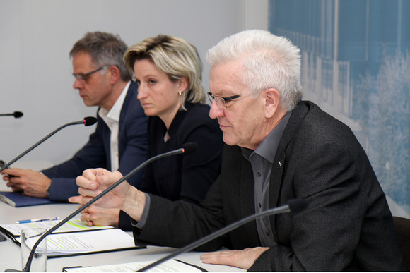 Pressekonferenz Wirtschaftliche Lage im Land v.l.n.r.: Regierungssprecher Rudi Hoogvliet, Wirtschaftsministerin Nicole Hoffmeister-Kraut und Ministerpräsident Winfried Kretschmann