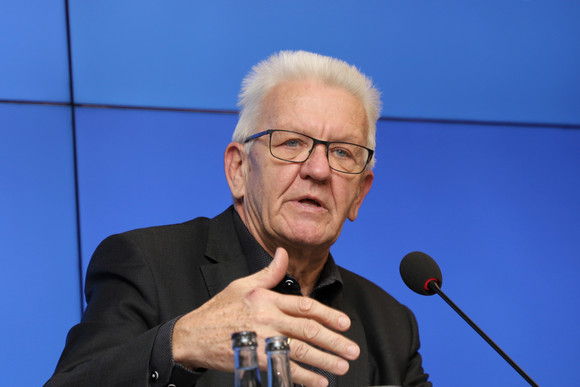 Pressekonferenz Für eine digitalisierte und nachhaltige Mobilität der Zukunft Ministerpräsident Winfried Kretschmann (Bild: Staatsministerium Baden-Württemberg)