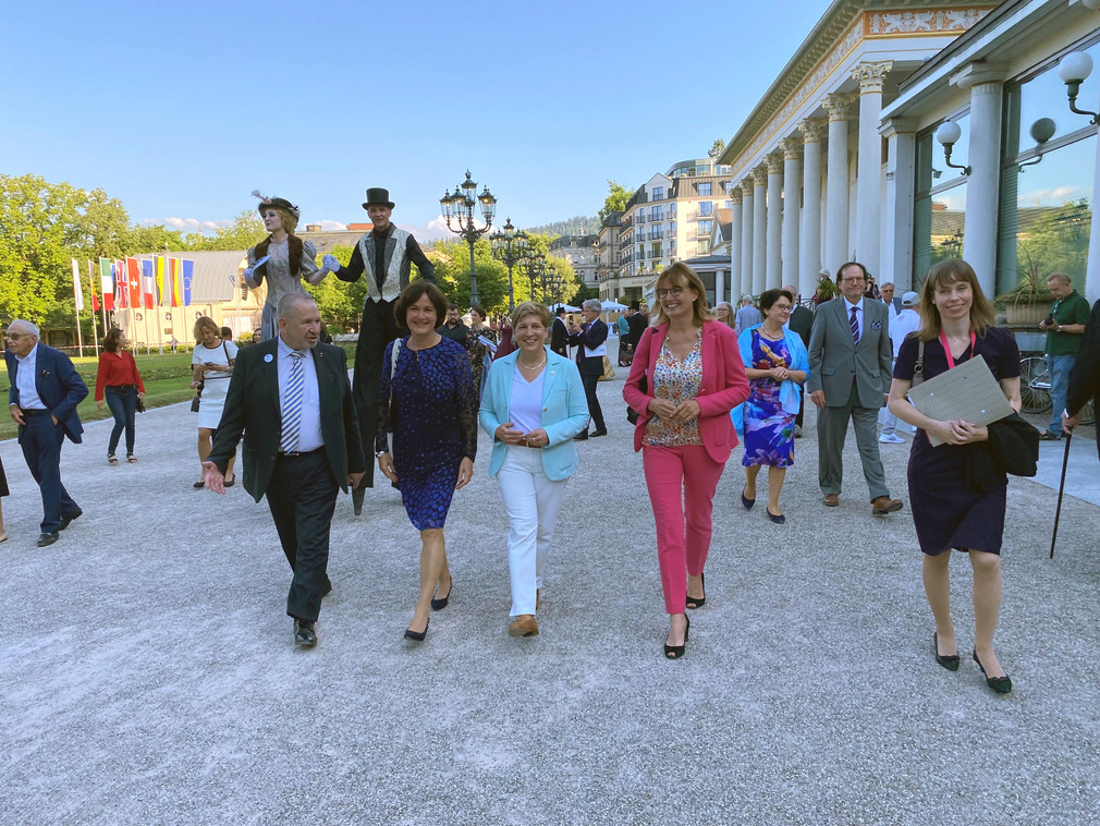 Spaziergang von Oberbürgermeisterin a.D. Margret Mergen und Ministerin Nicole Razavi MdL über das Welterbefest