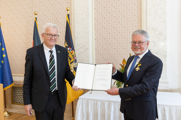 Auszeichnung Verdienstorden des Landes an 26 verdiente Persönlichkeiten Ministerpräsident Winfried Kretschmann (l.) und Roland Wehrle (r.)