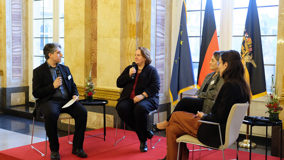 Ramadan Empfang anlässlich des muslimischen Fastenbrechens Gesprächsrunde mit Kultusministerin Theresa Schopper (2. von links)