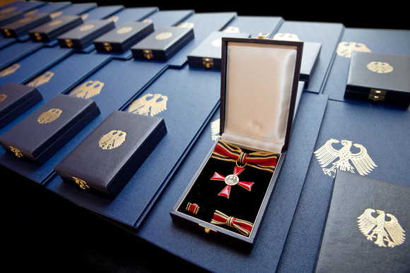 Tag des Ehrenamtes Kretschmann würdigt besonderes ehrenamtliches Engagement Verdienstkreuz am Bande des Verdienstordens der Bundesrepublik Deutschland