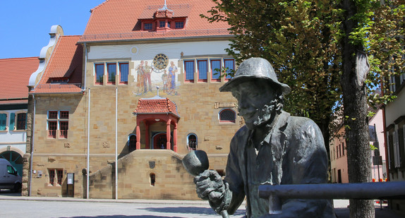 Rathaus Odenheim mit Steinhauerbrunnen in Östringen