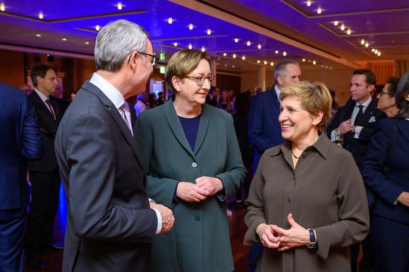 Ministerin Nicole Razavi MdL (r.) und Bundesministerin für Wohnen, Stadtentwicklung und Bauwesen Klara Geywitz beim Festakt „75 Jahre Bauministerkonferenz“ im Kurhaus Baden-Baden